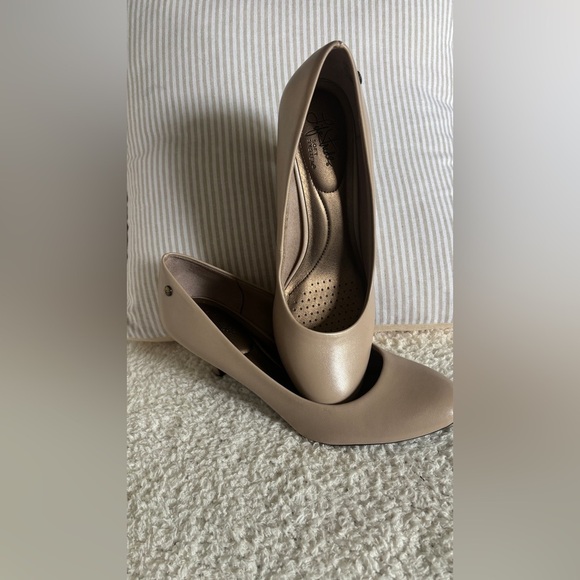Life Stride Tan Heels Elegant Comfort - Picture 3 of 13